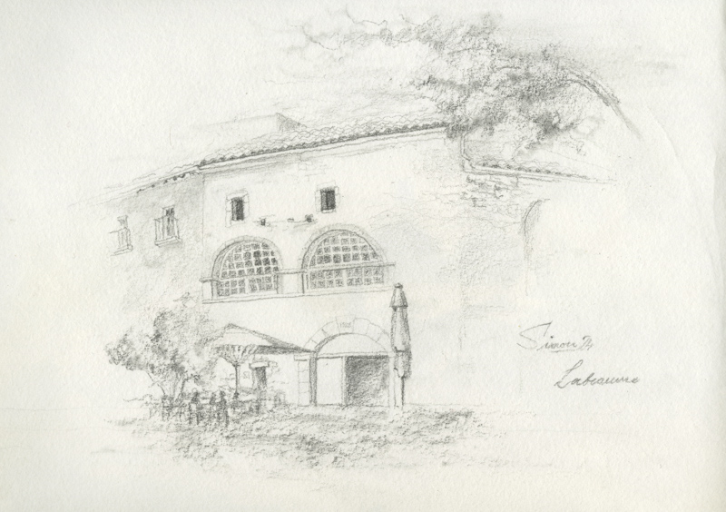 Eine schnelle Finelinerskizze mit lockerem Strich eines Hauses am Berg.